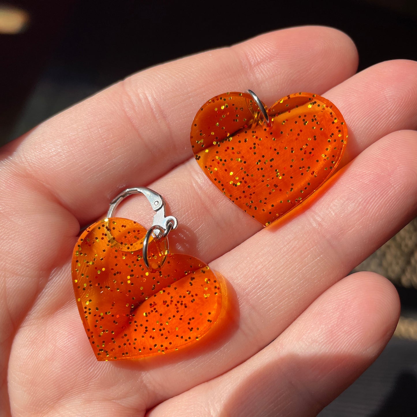 Petites boucles d'oreilles coeurs pendantes en acrylique transparente orange à paillettes