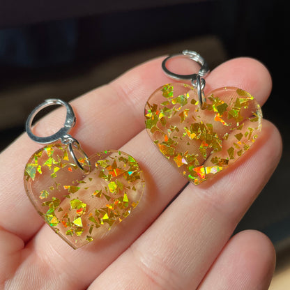 Petites boucles d'oreilles coeurs pendantes en acrylique transparente avec des éclats de confettis dorés