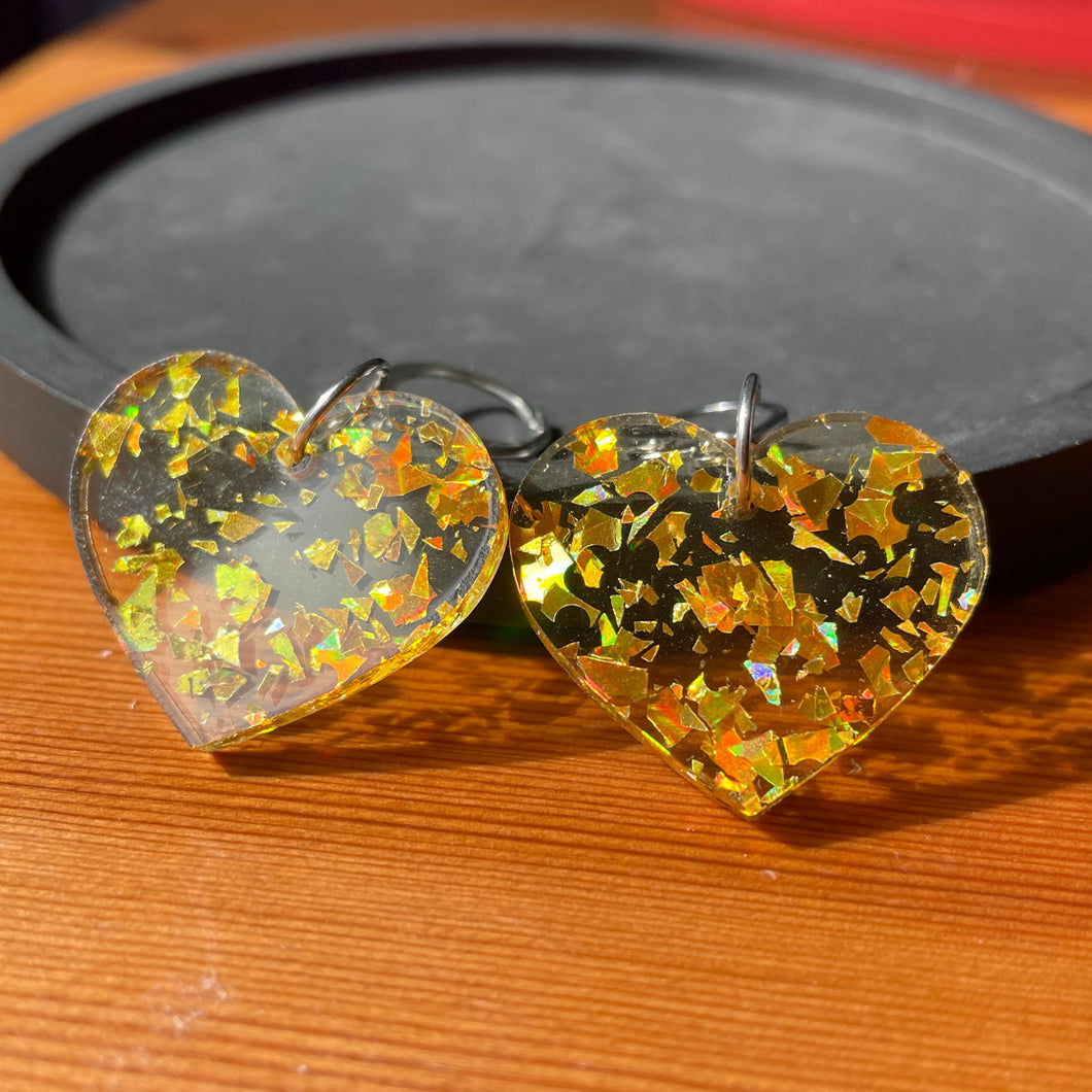 Petites boucles d'oreilles coeurs pendantes en acrylique transparente avec des éclats de confettis dorés