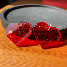 Charger l&#39;image dans la galerie, Petites boucles d&#39;oreilles coeurs pendantes en acrylique transparente rouge à paillettes