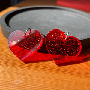 Petites boucles d'oreilles coeurs pendantes en acrylique transparente rouge à paillettes