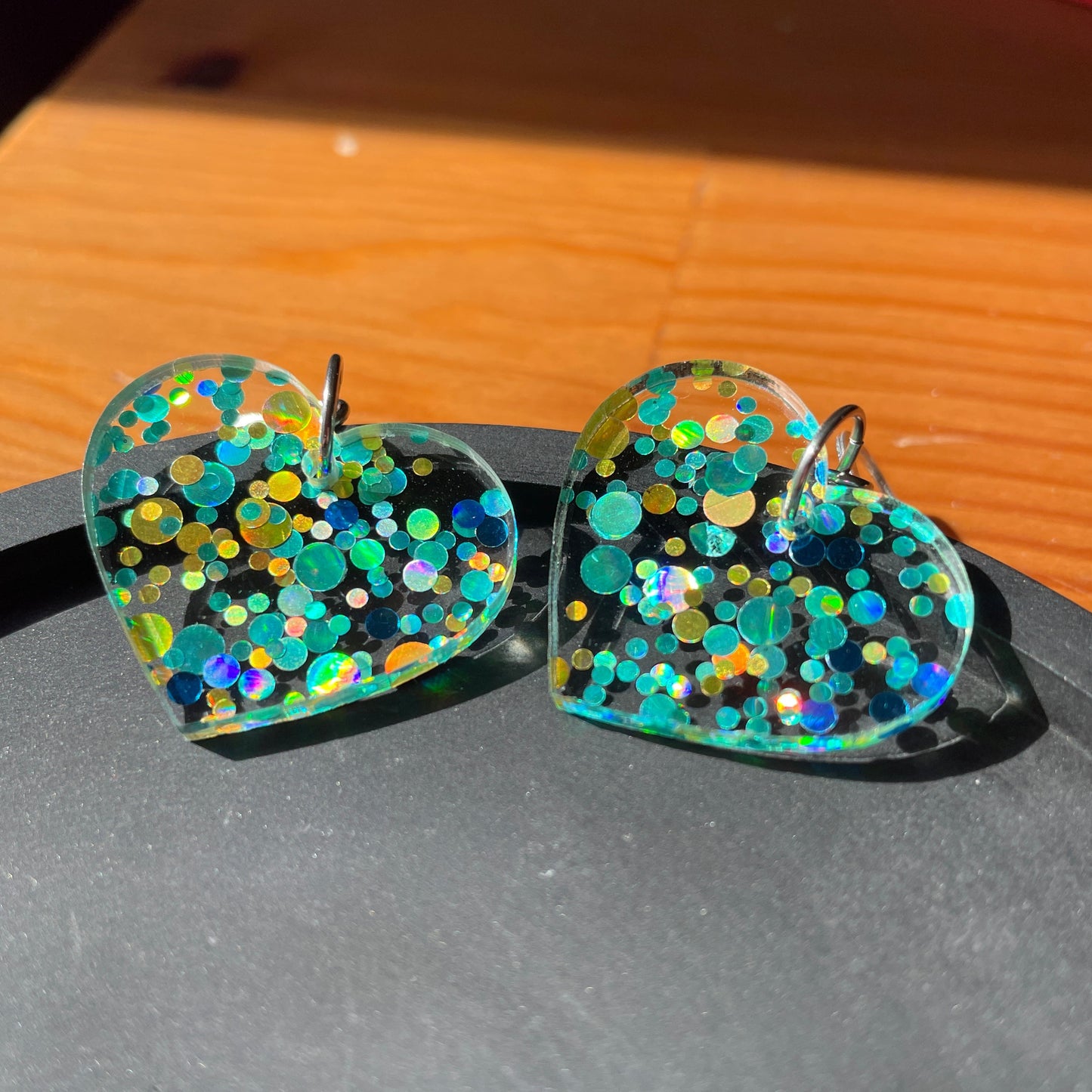 Petites boucles d'oreilles coeurs pendantes en acrylique à pois bleus et jaunes