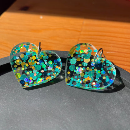 Petites boucles d'oreilles coeurs pendantes en acrylique à pois bleus et jaunes