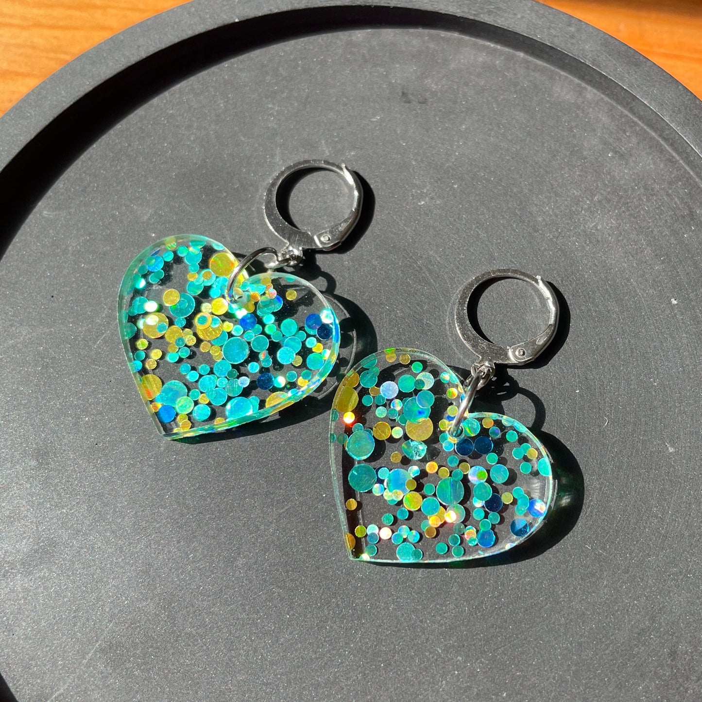 Petites boucles d'oreilles coeurs pendantes en acrylique à pois bleus et jaunes