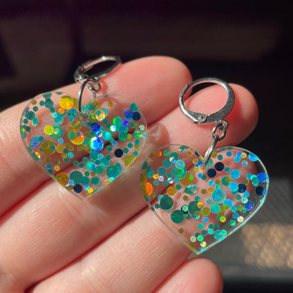 Petites boucles d'oreilles coeurs pendantes en acrylique à pois bleus et jaunes