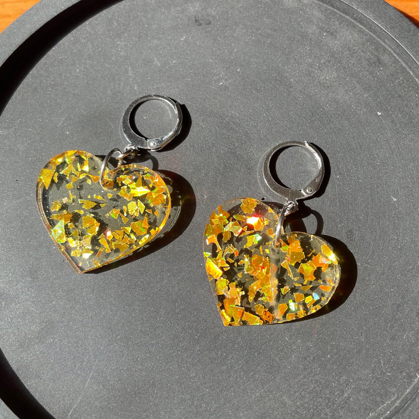 Petites boucles d'oreilles coeurs pendantes en acrylique transparente avec des éclats de confettis dorés