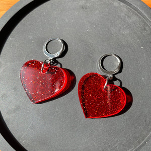 Petites boucles d'oreilles coeurs pendantes en acrylique transparente rouge à paillettes