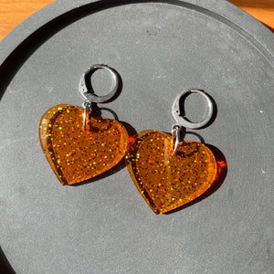 Petites boucles d'oreilles coeurs pendantes en acrylique transparente orange à paillettes