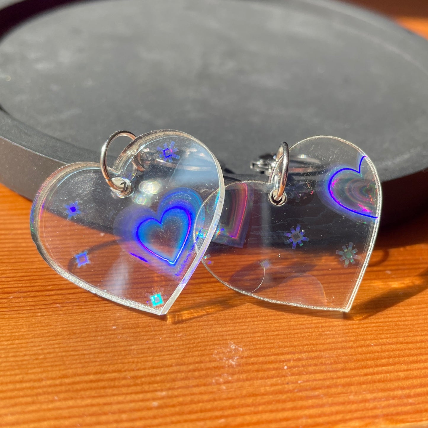 Petites boucles d'oreilles coeurs pendantes en acrylique transparente avec des coeurs iridescents