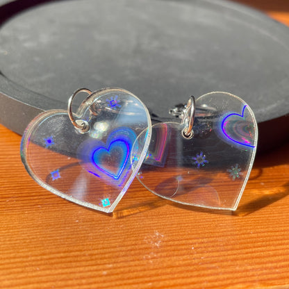 Petites boucles d'oreilles coeurs pendantes en acrylique transparente avec des coeurs iridescents