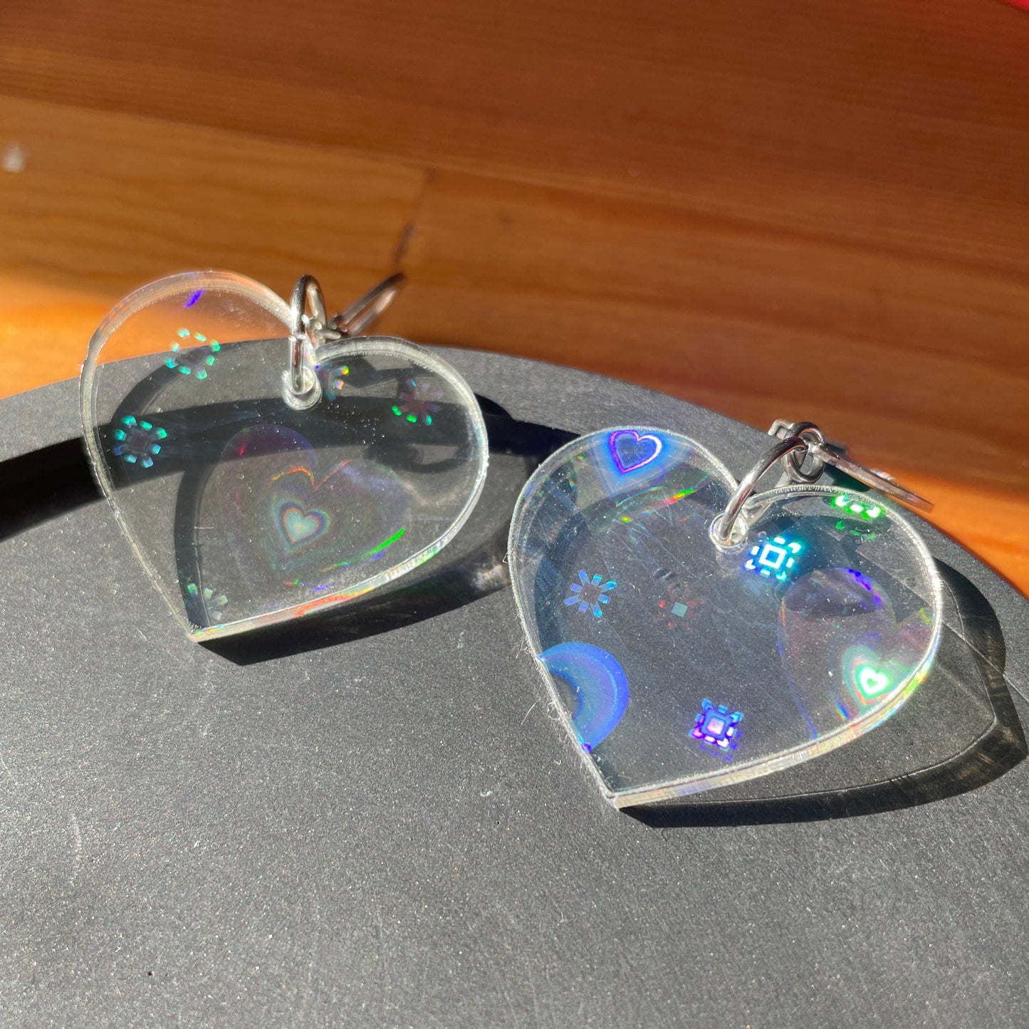 Petites boucles d'oreilles coeurs pendantes en acrylique transparente avec des coeurs iridescents