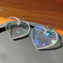 Charger l&#39;image dans la galerie, Petites boucles d&#39;oreilles coeurs pendantes en acrylique transparente avec des coeurs iridescents