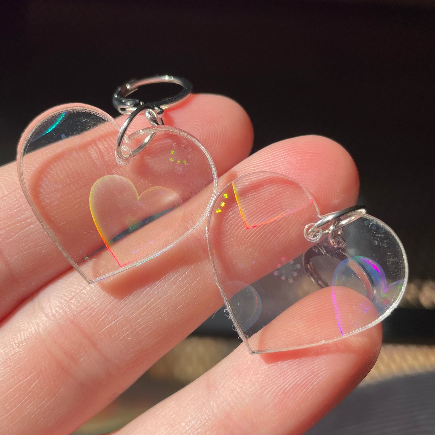 Petites boucles d'oreilles coeurs pendantes en acrylique transparente avec des coeurs iridescents
