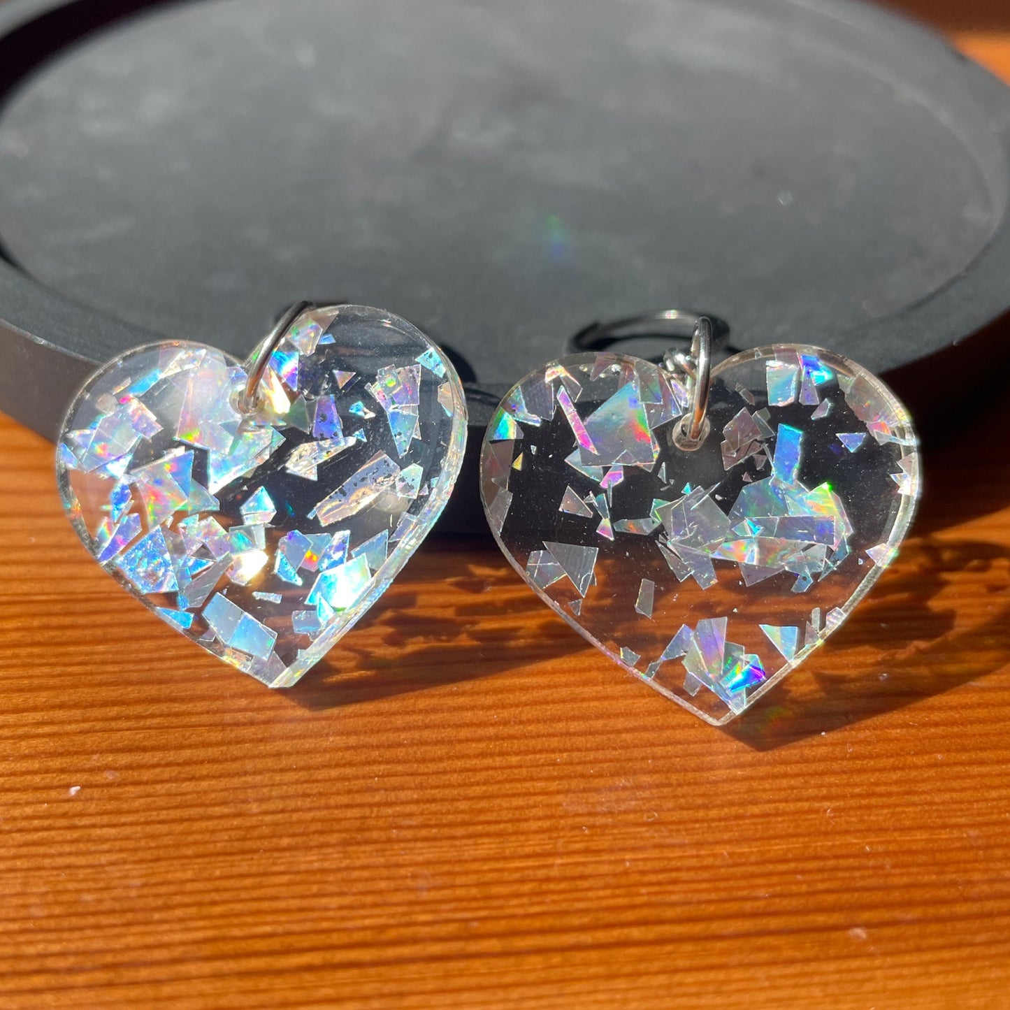 Petites boucles d'oreilles coeurs pendantes en acrylique transparente avec des éclats de confettis argentés
