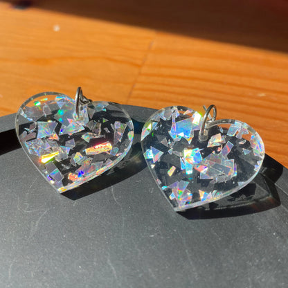 Petites boucles d'oreilles coeurs pendantes en acrylique transparente avec des éclats de confettis argentés