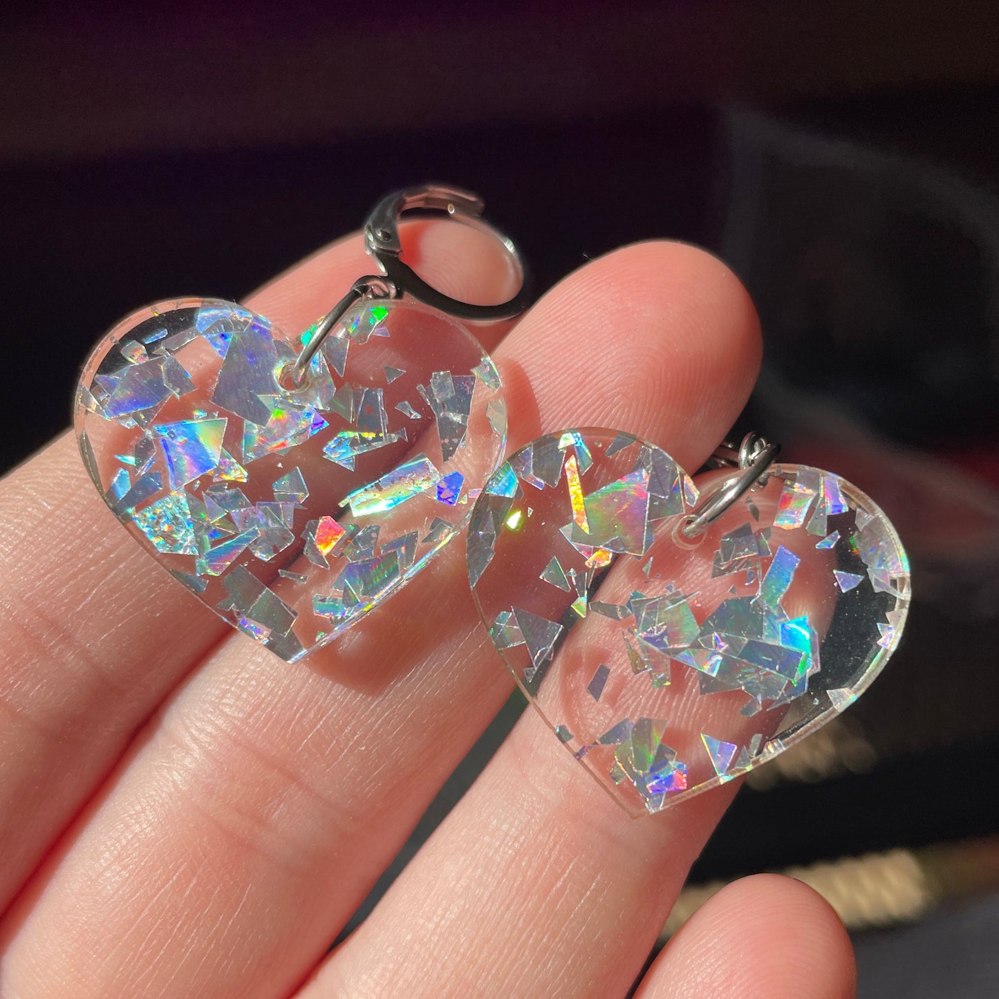 Petites boucles d'oreilles coeurs pendantes en acrylique transparente avec des éclats de confettis argentés