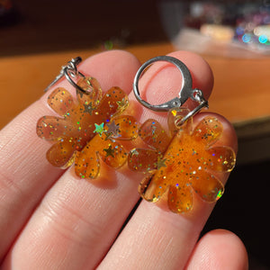 Petites boucles d'oreilles fleurs pendantes en acrylique japonaise transparente jaune avec des confettis étoiles