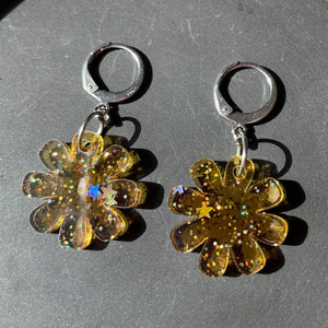 Petites boucles d'oreilles fleurs pendantes en acrylique japonaise transparente jaune avec des confettis étoiles