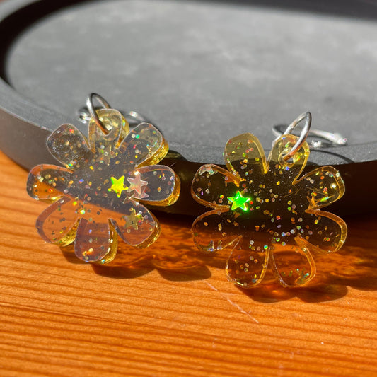 Petites boucles d'oreilles fleurs pendantes en acrylique japonaise transparente jaune avec des confettis étoiles
