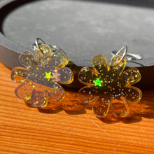 Charger l&#39;image dans la galerie, Petites boucles d&#39;oreilles fleurs pendantes en acrylique japonaise transparente jaune avec des confettis étoiles