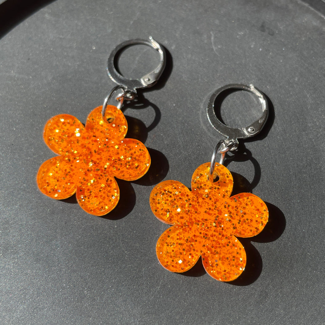 Petites boucles d'oreilles fleurs pendantes en acrylique japonaise orange pailletée