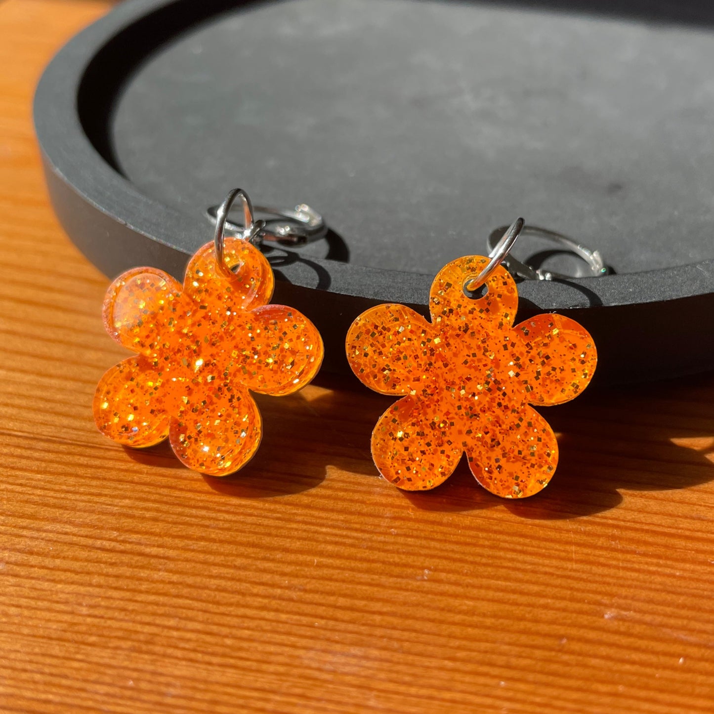 Petites boucles d'oreilles fleurs pendantes en acrylique japonaise orange pailletée