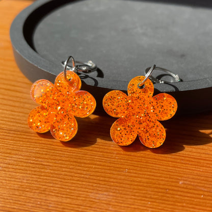 Petites boucles d'oreilles fleurs pendantes en acrylique japonaise orange pailletée