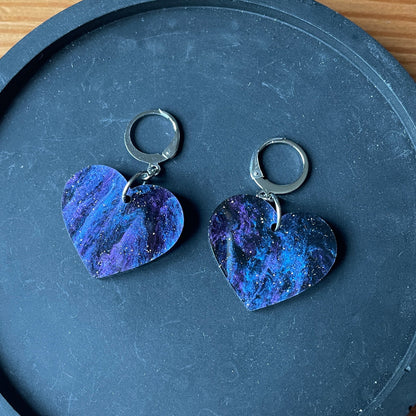 Petites boucles d'oreilles coeurs pendantes en acrylique marbrée galactique noire et violette à paillettes