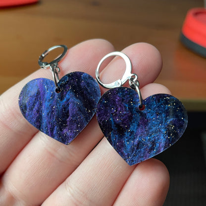 Petites boucles d'oreilles coeurs pendantes en acrylique marbrée galactique noire et violette à paillettes