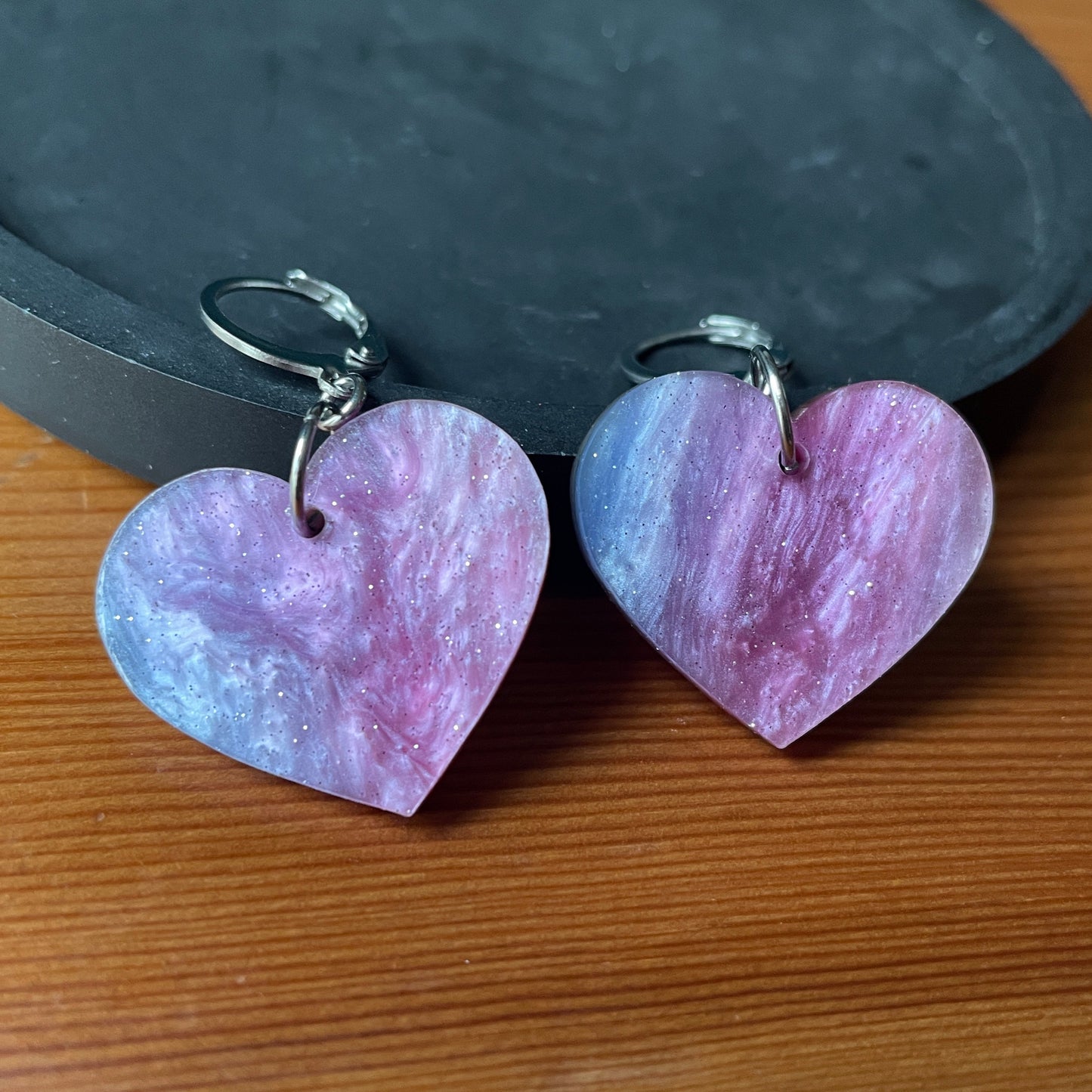 Petites boucles d'oreilles coeurs pendantes en acrylique marbrée bleue et rose