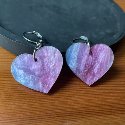 Petites boucles d'oreilles coeurs pendantes en acrylique marbrée bleue et rose