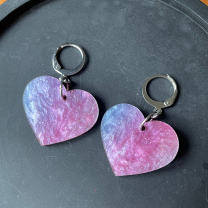 Petites boucles d'oreilles coeurs pendantes en acrylique marbrée bleue et rose