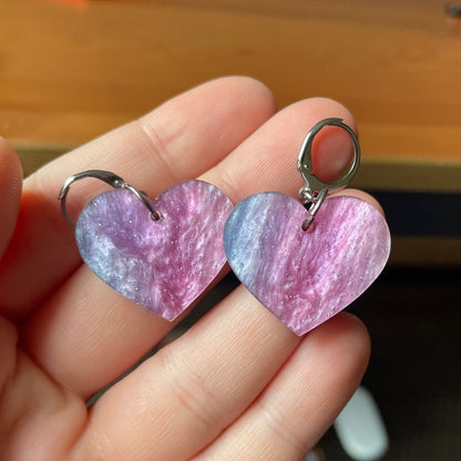 Petites boucles d'oreilles coeurs pendantes en acrylique marbrée bleue et rose