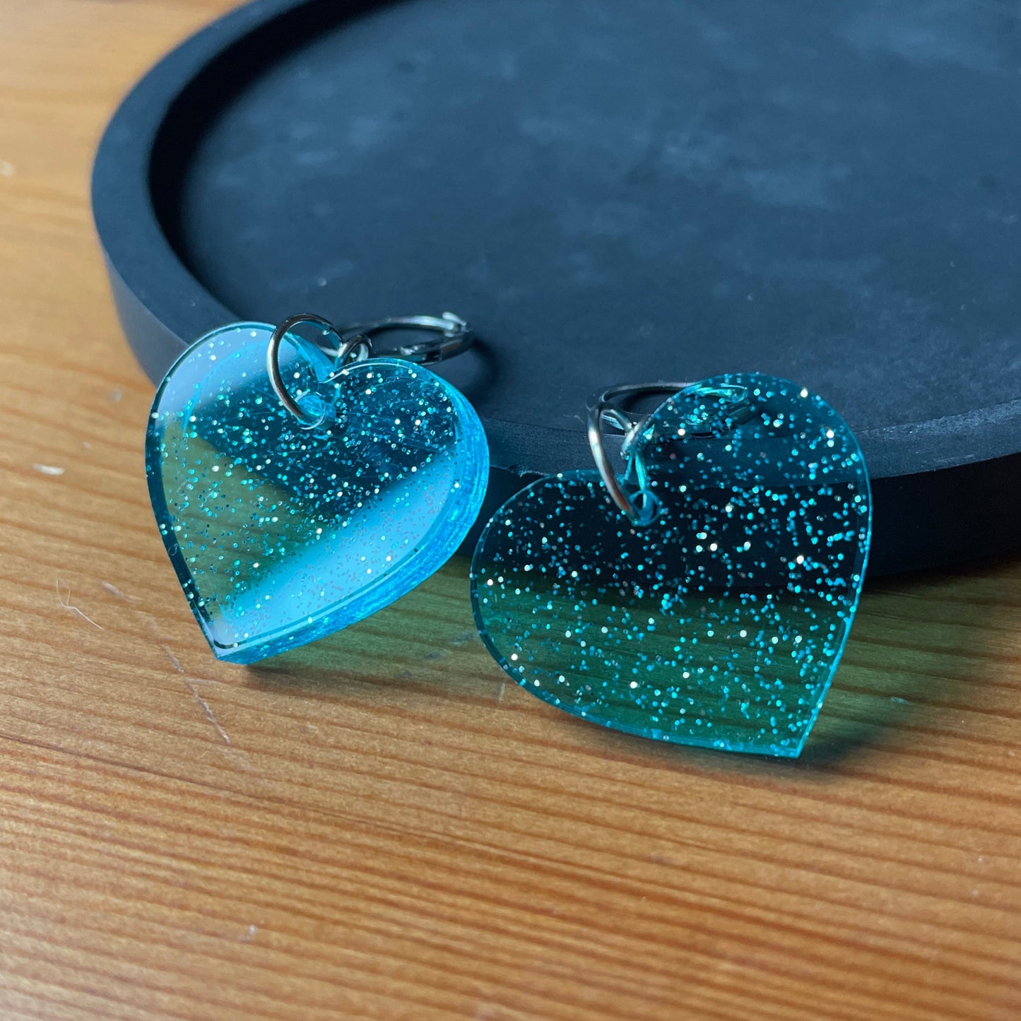 Petites boucles d'oreilles coeurs pendantes en acrylique transparente bleue à paillettes