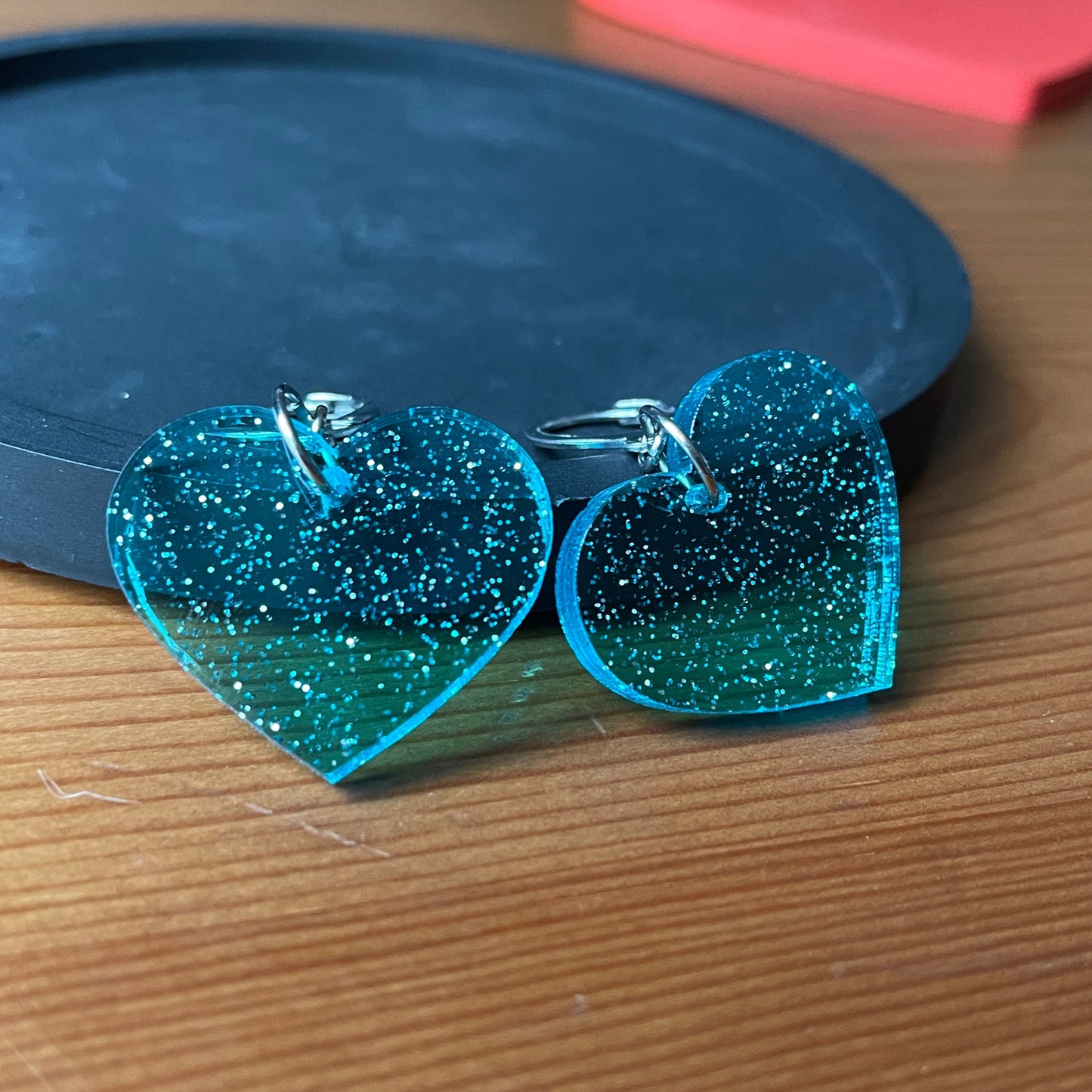 Petites boucles d'oreilles coeurs pendantes en acrylique transparente bleue à paillettes