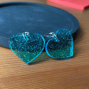 Petites boucles d'oreilles coeurs pendantes en acrylique transparente bleue à paillettes