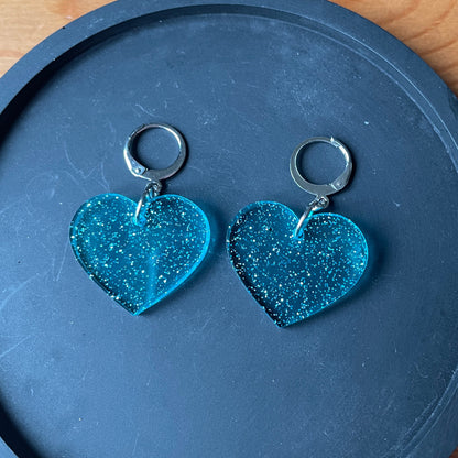 Petites boucles d'oreilles coeurs pendantes en acrylique transparente bleue à paillettes
