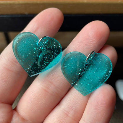 Petites boucles d'oreilles coeurs pendantes en acrylique transparente bleue à paillettes