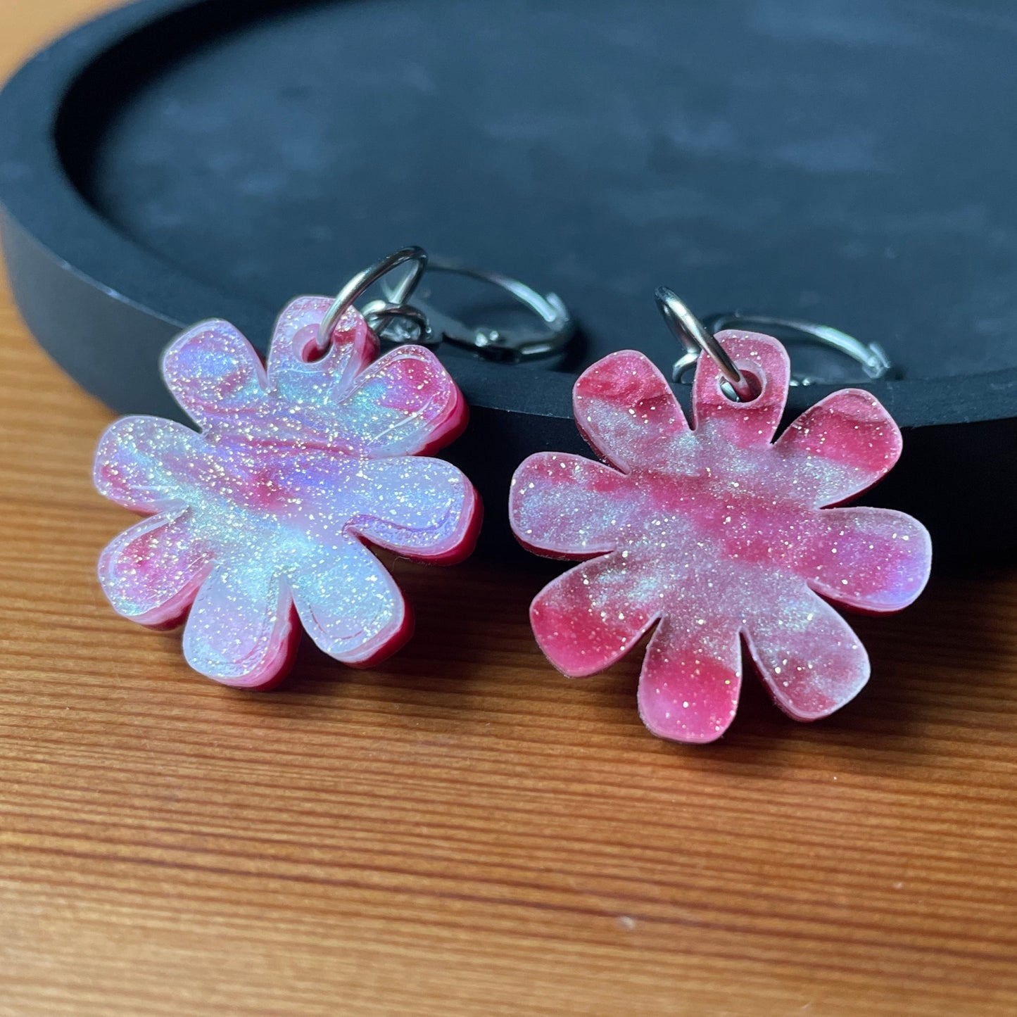 Petites boucles d'oreilles fleurs pendantes en acrylique japonaise marbrée rose et blanche à paillettes