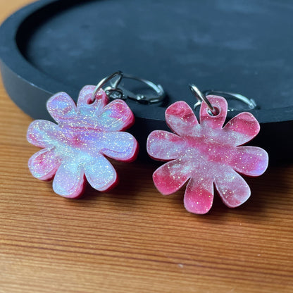 Petites boucles d'oreilles fleurs pendantes en acrylique japonaise marbrée rose et blanche à paillettes