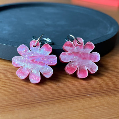 Petites boucles d'oreilles fleurs pendantes en acrylique japonaise marbrée rose et blanche à paillettes