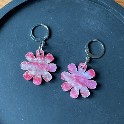 Petites boucles d'oreilles fleurs pendantes en acrylique japonaise marbrée rose et blanche à paillettes
