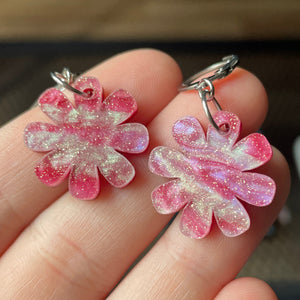 Petites boucles d'oreilles fleurs pendantes en acrylique japonaise marbrée rose et blanche à paillettes