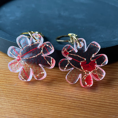 Petites boucles d'oreilles fleurs pendantes en acrylique japonaise avec de la dentelle rouge et dorée