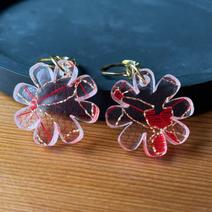 Petites boucles d'oreilles fleurs pendantes en acrylique japonaise avec de la dentelle rouge et dorée