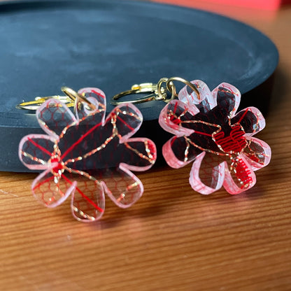 Petites boucles d'oreilles fleurs pendantes en acrylique japonaise avec de la dentelle rouge et dorée