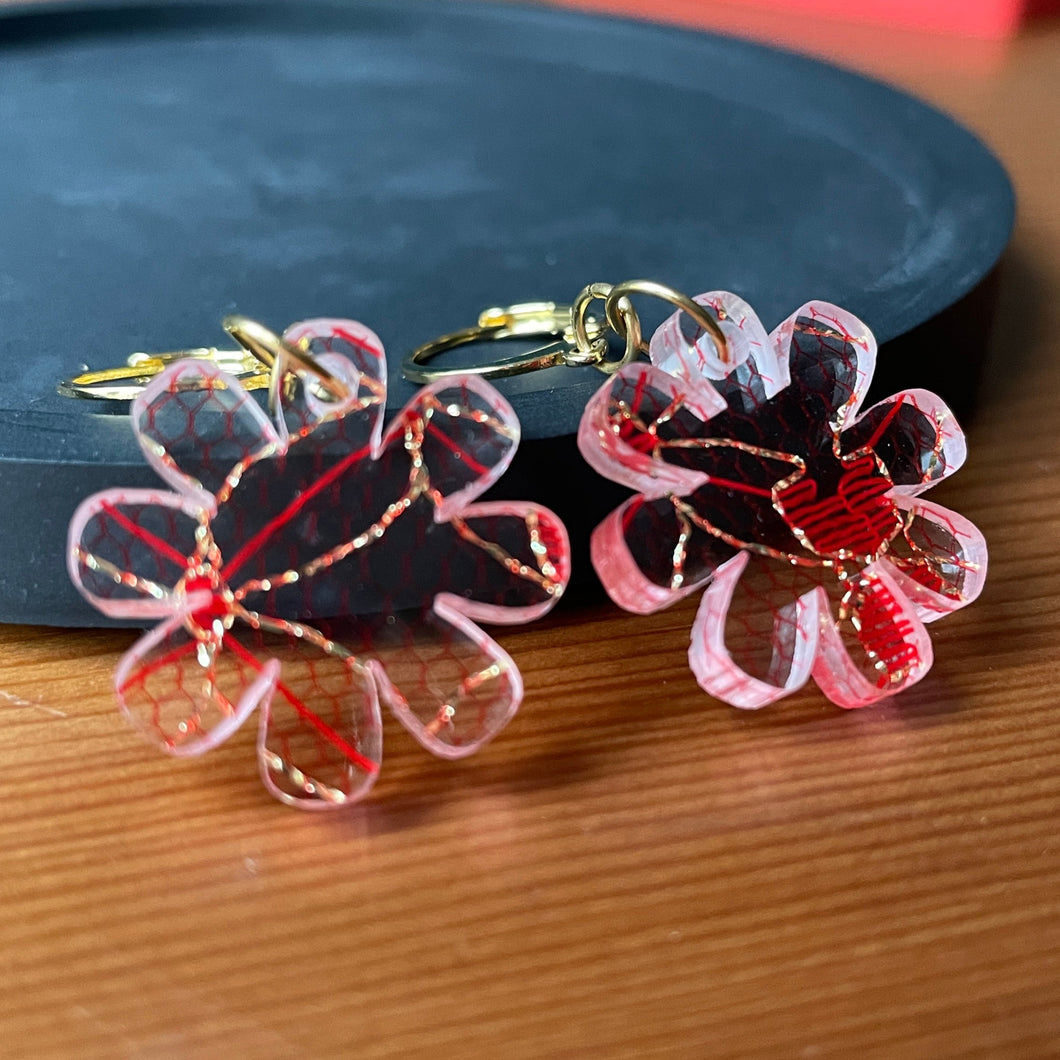 Petites boucles d'oreilles fleurs pendantes en acrylique japonaise avec de la dentelle rouge et dorée