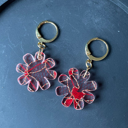 Petites boucles d'oreilles fleurs pendantes en acrylique japonaise avec de la dentelle rouge et dorée