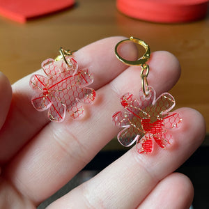Petites boucles d'oreilles fleurs pendantes en acrylique japonaise avec de la dentelle rouge et dorée