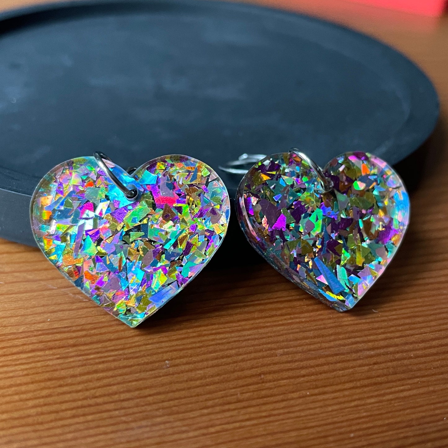 Petites boucles d'oreilles coeurs pendantes en acrylique avec des éclats de confettis multicolores